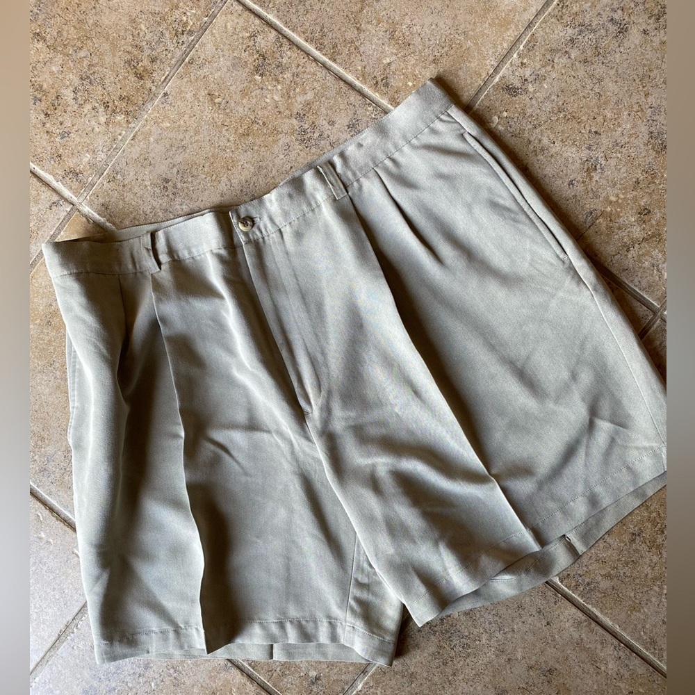 Greg Norman - Mens tan color pleated golf shorts, Size: 42